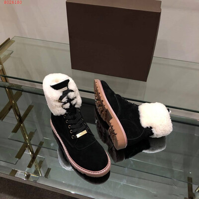 Luxury shoes Imported top leather goods Imported wool lined with comfortable warm womens fashionable woolen boots
Luxury shoes Imported top leather goods Imported wool lined with comfortable warm womens fashionable woolen boots