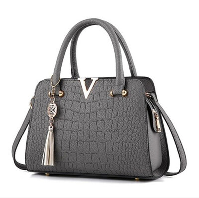 Woman Fashion Crocodile Leather V Letters Designer Handbags Luxury Quality Lady Shoulder Crossbody Bags Fringed Messenger Bag
Woman Fashion Crocodile Leather V Letters Designer Handbags Luxury Quality Lady Shoulder Crossbody Bags Fringed Messenger Bag