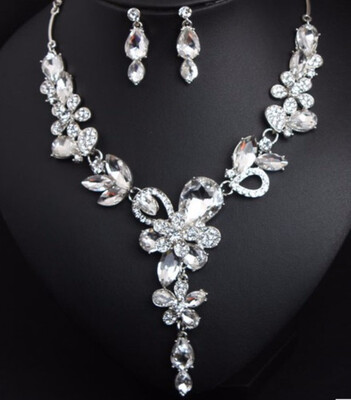 new nice luxury fashion exaggerated crystal flashing diamond necklace earrings set dress party bride female accessories
new nice luxury fashion exaggerated crystal flashing diamond necklace earrings set dress party bride female accessories