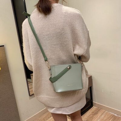 Qiao Bani 2019 new Korean fashion Dongdaemun simple contrast color handbag shoulder diagonal trend female bag
Qiao Bani 2019 new Korean fashion Dongdaemun simple contrast color handbag shoulder diagonal trend female bag