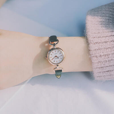 Ins French minority watches girls small dial small fresh Sennu Joker students retro academic style small
Ins French minority watches girls small dial small fresh Sennu Joker students retro academic style small