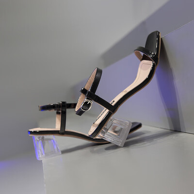 Transparent high-heeled sandals female fairy wind night shoes Joker fashion thick heel with net red 2019 new summer
Transparent high-heeled sandals female fairy wind night shoes Joker fashion thick heel with net red 2019 new summer