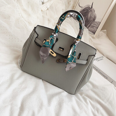 Qiao Bani 2019 new European&American style fashion star lychee silk scarf platinum bag hand shoulder diagonal female bag
Qiao Bani 2019 new European&American style fashion star lychee silk scarf platinum bag hand shoulder diagonal female bag