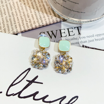 In 2019 the new brand design square zircon super flash earrings generous&simple slim Korean earrings for women
In 2019 the new brand design square zircon super flash earrings generous&simple slim Korean earrings for women
