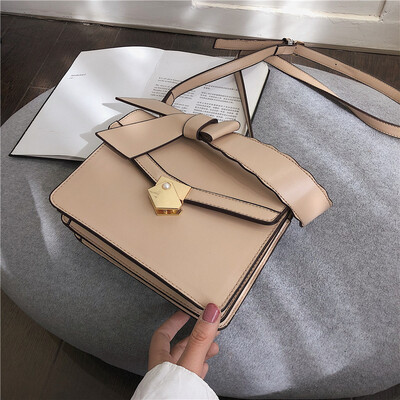Qiao Bani 2019 new South Korea ins fashion solid color wide shoulder straps shoulder shoulder diagonal trend female bag
Qiao Bani 2019 new South Korea ins fashion solid color wide shoulder straps shoulder shoulder diagonal trend female bag
