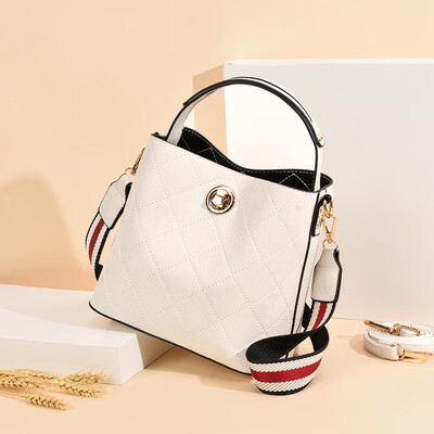 When Xiao Xiang Feng was a girl Shang Xiaoqings new woman Bao Ling slanted the Korean version of the bucket bag with one shoul
When Xiao Xiang Feng was a girl Shang Xiaoqings new woman Bao Ling slanted the Korean version of the bucket bag with one shoul
