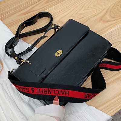 Hong Kong Wind Retro Pocket Womens 2019 New Qiuhan Single Shoulder Oblique Pants University Bag
Hong Kong Wind Retro Pocket Womens 2019 New Qiuhan Single Shoulder Oblique Pants University Bag