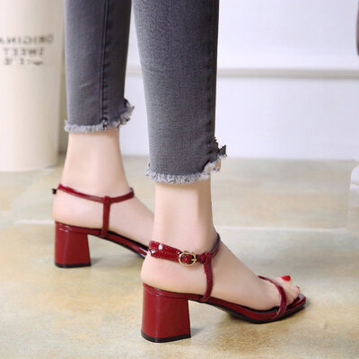 High-heeled sandals woman summer 2018 in the thick heel Roman Korean version of the word buckle summer students fairy match
High-heeled sandals woman summer 2018 in the thick heel Roman Korean version of the word buckle summer students fairy match