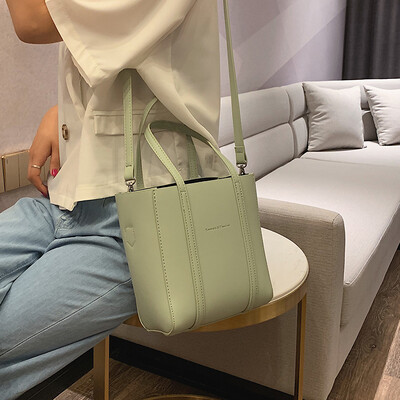 One-shoulder big bag female bag 2019 popular bag new wave Korean version of the wild large-capacity texture fashion tote bag
One-shoulder big bag female bag 2019 popular bag new wave Korean version of the wild large-capacity texture fashion tote bag