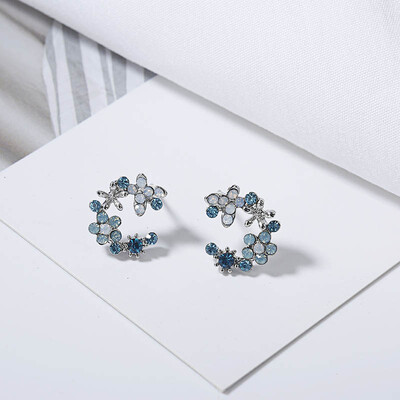 Cute Korean Personality Small Flower Stud Earrings For Women Temperament Simple Fashion Metal Female Stud Earrings
Cute Korean Personality Small Flower Stud Earrings For Women Temperament Simple Fashion Metal Female Stud Earrings