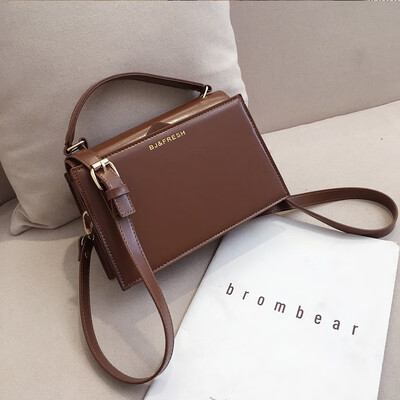 Chic texture small bag female 2019 new wave Korean version of the wild Messenger shoulder portable fashion retro small square bag
Chic texture small bag female 2019 new wave Korean version of the wild Messenger shoulder portable fashion retro small square bag