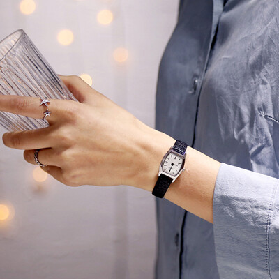 Watch female middle school college wind art atmosphere small fresh wild girl small dial retro cold wind compact
Watch female middle school college wind art atmosphere small fresh wild girl small dial retro cold wind compact