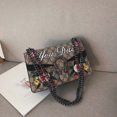 Qiao Bani 2019 new Korean retro style old flower embroidery flower hit color Bacchus bag shoulder diagonal trend handbags
Qiao Bani 2019 new Korean retro style old flower embroidery flower hit color Bacchus bag shoulder diagonal trend handbags