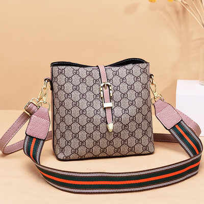 In summer the new womens fashion is full of handbags wide shoulders single shoulder bags oblique straddling womens bags
In summer the new womens fashion is full of handbags wide shoulders single shoulder bags oblique straddling womens bags