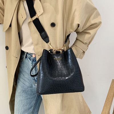 Ins super fire texture slung small bag female 2019 new fashion port wind broadband crocodile pattern shoulder bucket bag
Ins super fire texture slung small bag female 2019 new fashion port wind broadband crocodile pattern shoulder bucket bag