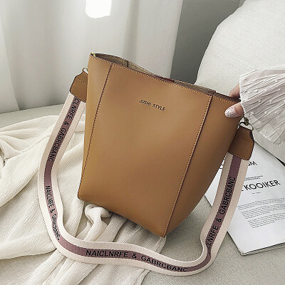 Simple texture bag ins advanced sense of foreign style womens bag 2019 new broadband bucket bag shoulder Messenger bag
Simple texture bag ins advanced sense of foreign style womens bag 2019 new broadband bucket bag shoulder Messenger bag
