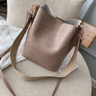 Chic bag on the new texture woman 2019 bucket bag slanted wide shoulder belt large bag crocodile striped woman bag
Chic bag on the new texture woman 2019 bucket bag slanted wide shoulder belt large bag crocodile striped woman bag