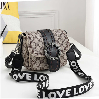 On the new womens fashion lady simple Korean version of the one-shoulder oblique satchel personality girl bag
On the new womens fashion lady simple Korean version of the one-shoulder oblique satchel personality girl bag