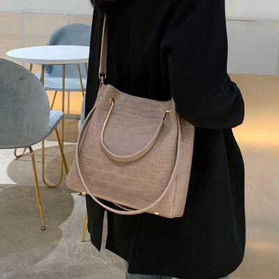 Autumn fashion big bag female 2019 new Korean version of the wild large capacity Messenger bag retro crocodile pattern handbag
Autumn fashion big bag female 2019 new Korean version of the wild large capacity Messenger bag retro crocodile pattern handbag