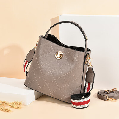 When Xiao Xiang Feng was a girl Shang Xiaoqings new woman Bao Ling slanted the Korean version of the bucket bag with one shoul
When Xiao Xiang Feng was a girl Shang Xiaoqings new woman Bao Ling slanted the Korean version of the bucket bag with one shoul