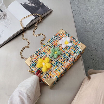 Girls small bag new Korean fashion wild shoulder Messenger bag chain small square bag tide
Girls small bag new Korean fashion wild shoulder Messenger bag chain small square bag tide