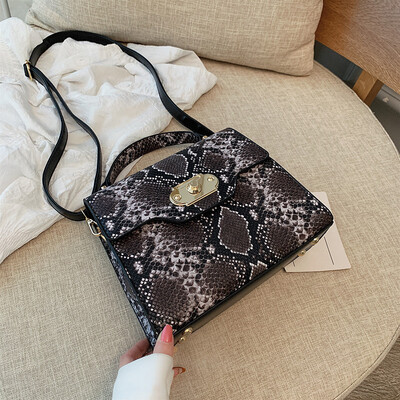 Qiao Bani 2019 new European&American style fashion street beat snake pattern flip bag hand strap shoulder diagonal tide handbag
Qiao Bani 2019 new European&American style fashion street beat snake pattern flip bag hand strap shoulder diagonal tide handbag