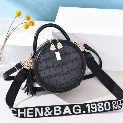 Summer on the new ladies fashion trend simple shoulder Messenger bag ins super fire small round bag
Summer on the new ladies fashion trend simple shoulder Messenger bag ins super fire small round bag