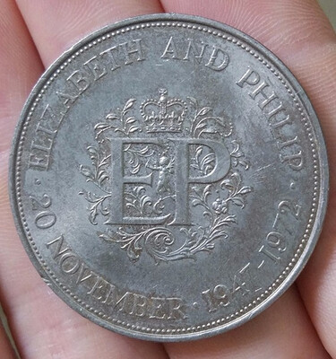 38mm Elizabeth And Philip 1972 Silver Wedding Crown Commemorative Jubilee Coin UK The United Kindom
38mm Elizabeth And Philip 1972 Silver Wedding Crown Commemorative Jubilee Coin UK The United Kindom