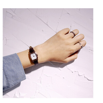 Watch female middle school college wind art atmosphere small fresh wild girl small dial retro cold wind compact
Watch female middle school college wind art atmosphere small fresh wild girl small dial retro cold wind compact