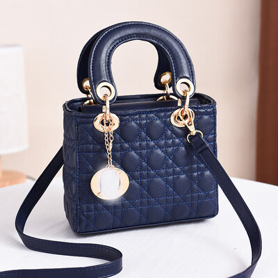 2019 spring&summer new European&American style handbags simple big bag diagonal cross package fashion handbags
2019 spring&summer new European&American style handbags simple big bag diagonal cross package fashion handbags