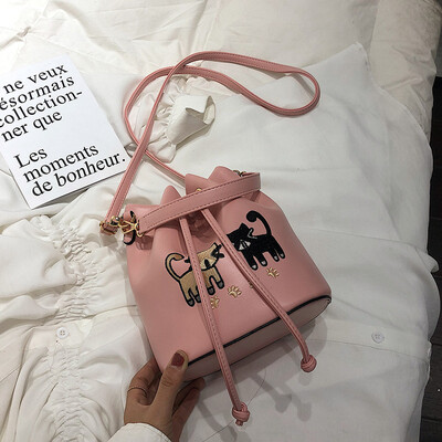 Qiao Bani 2019 new Korean chic fashion embroidered line cat hit color bucket bag hand strap shoulder diagonal female bag
Qiao Bani 2019 new Korean chic fashion embroidered line cat hit color bucket bag hand strap shoulder diagonal female bag