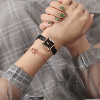 Mesh belt square simple retro art Korean version of the small fresh Sen small small watch watch female students quartz watch
Mesh belt square simple retro art Korean version of the small fresh Sen small small watch watch female students quartz watch