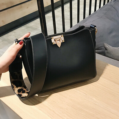 Hong Kong Wind Messenger Bag Retro Wide Shoulder Texture Bucket Bag Women 2019 New Fashion Joker Single Shoulder Messenger Bag
Hong Kong Wind Messenger Bag Retro Wide Shoulder Texture Bucket Bag Women 2019 New Fashion Joker Single Shoulder Messenger Bag