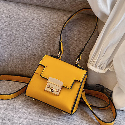 Korean portable small square bag 2019 new fashion simple autumn Joker lock shoulder Messenger bag tide
Korean portable small square bag 2019 new fashion simple autumn Joker lock shoulder Messenger bag tide