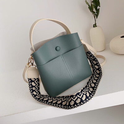 Fairy small bag female new Korean version of the shoulder Messenger bag wide shoulder strap collision color bucket bag t
Fairy small bag female new Korean version of the shoulder Messenger bag wide shoulder strap collision color bucket bag t