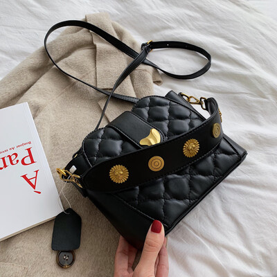 Chic simple small bag fashion high sense of foreign style womens bag new 2019 retro badge small square bag Messenger bag
Chic simple small bag fashion high sense of foreign style womens bag new 2019 retro badge small square bag Messenger bag