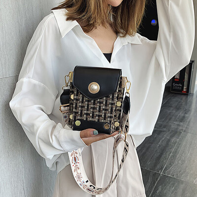 Sen simple small bag Korean version of the wild wide shoulder strap foreign womens bag 2019 new small square bag summer Messenger bag
Sen simple small bag Korean version of the wild wide shoulder strap foreign womens bag 2019 new small square bag summer Messenger bag