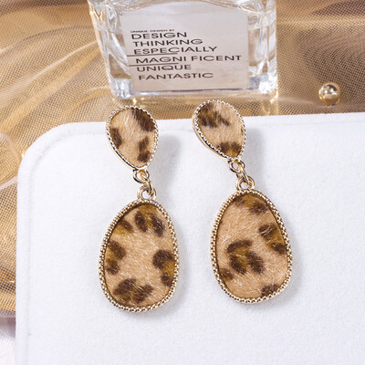 Aretes de mujer modernos 2018 fashion leopard earrings holiday wind earrings temperament gift statement earrings for women 
Aretes de mujer modernos 2018 fashion leopard earrings holiday wind earrings temperament gift statement earrings for women