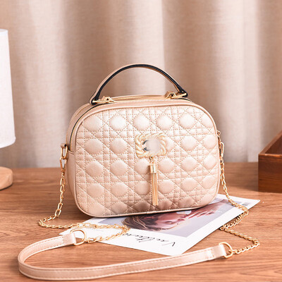 2019 spring new embroidered line shoulder diagonal package cool Korean fashion casual ladies small square bag
2019 spring new embroidered line shoulder diagonal package cool Korean fashion casual ladies small square bag