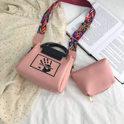 Korean version of the personality palm print handbag female 2019 new retro shoulder bag fashion wide shoulder strap diagonal cross bag
Korean version of the personality palm print handbag female 2019 new retro shoulder bag fashion wide shoulder strap diagonal cross bag