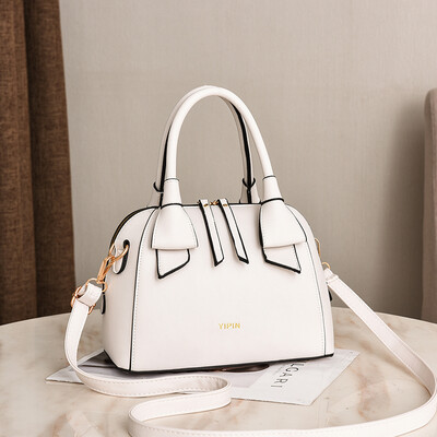 Baggage lady Xia new fashion Korean version Baitao ladys one shoulder slanting handbag with large capacity ladys bag
Baggage lady Xia new fashion Korean version Baitao ladys one shoulder slanting handbag with large capacity ladys bag