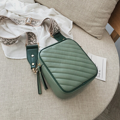 On the new ins super fire bag female bag 2019 new wave Korean version of the wild single shoulder slung fashion broadband small square bag
On the new ins super fire bag female bag 2019 new wave Korean version of the wild single shoulder slung fashion broadband small square bag