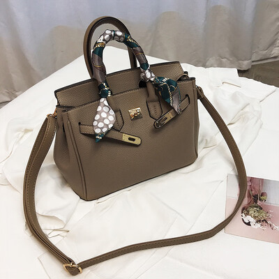 Qiao Bani 2019 new European&American style fashion star lychee silk scarf platinum bag hand shoulder diagonal female bag
Qiao Bani 2019 new European&American style fashion star lychee silk scarf platinum bag hand shoulder diagonal female bag