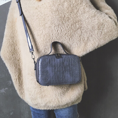Advanced sense bag female 2019 new Korean version of the fashion crocodile pattern texture mobile wild shoulder slung small square bag
Advanced sense bag female 2019 new Korean version of the fashion crocodile pattern texture mobile wild shoulder slung small square bag