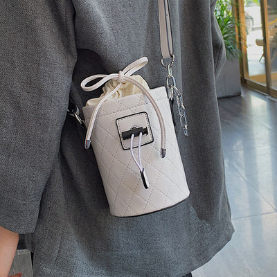 Small fragrance rhombic chain bag female 2019 new Korean version of the fashion senior sense of the ocean shoulder shoulder bucket bucket bag
Small fragrance rhombic chain bag female 2019 new Korean version of the fashion senior sense of the ocean shoulder shoulder bucket bucket bag
