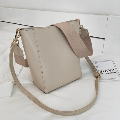 Bag female new fashion retro broadband portable Messenger bag wild large capacity mother bag
Bag female new fashion retro broadband portable Messenger bag wild large capacity mother bag