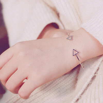 Personality hollow triangle geometric opening bracelet student couple wild bracelet female models simple temperament bracelet
Personality hollow triangle geometric opening bracelet student couple wild bracelet female models simple temperament bracelet
