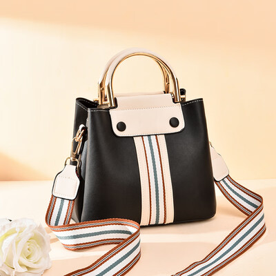 In summer the new Korean version of womens fashionable one-shoulder sloping bag with a hundred simple handheld buckets
In summer the new Korean version of womens fashionable one-shoulder sloping bag with a hundred simple handheld buckets
