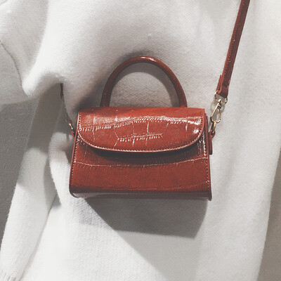 Retro texture shoulder bag on the new network red small black bag female 2019 new wave Korean version of the wild Messenger bag
Retro texture shoulder bag on the new network red small black bag female 2019 new wave Korean version of the wild Messenger bag