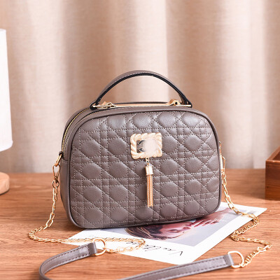 2019 spring new embroidered line shoulder diagonal package cool Korean fashion casual ladies small square bag
2019 spring new embroidered line shoulder diagonal package cool Korean fashion casual ladies small square bag